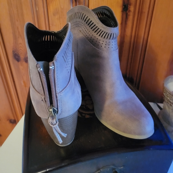 Boots - Picture 4 of 4